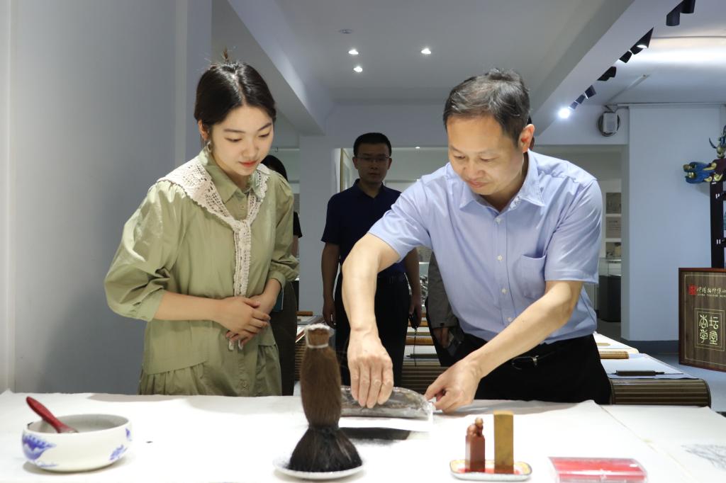福建师范大学研究生院常务副院长方千华
